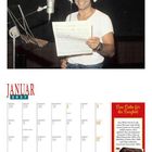Januar 2027 Kalender. "Eine Liebe für die Ewigkeit" daneben. Ein Mann lächelt im Studio mit Noten in der Hand.