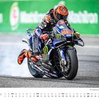 Kalenderblatt mit Texten: „ENEOS“, „YAMAHA“, „MONSTER“, „MICHELIN“, „JANUAR“. Ein Motorradfahrer driftet auf der Rennstrecke.