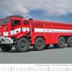 Feuerwehrfahrzeug mit "HASICI" und "CZS 40/12000-3.0". Ein massiver, roter Tankwagen mit sechs Reifen auf einer Straße.