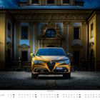 Kalender: Januar 2023. Alfa Romeo Stelvio im Vordergrund, gelb, vor einem historischen Gebäude.