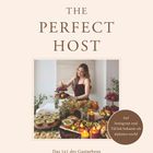 Der Text "The Perfect Host". Frau dekoriert Tisch mit Speisen und Kerzen. Texte: "Gamze Vural", "Das 1x1 des Gastgebens".