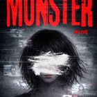 "KYO", "MONSTER", "LIVE", "ALLE SCHAUEN ZU", "THRILLER". Eine Illustration einer Person mit weiß übermalt verdecktem Gesicht.