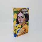 "PETRA HUCKE UNTER WASSER BLAU ROMAN" ist auf dem Buchcover. Es zeigt eine Porträtmalerei einer Frau auf gelbem Hintergrund.
