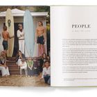 Links: Gruppe von Menschen am Strand mit Surfbrettern. Rechts: Textüberschrift "People - A Way of Life" mit Fließtext.