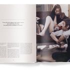 „To me, the terms 'elegance' and 'coolness' seem to mean almost the same thing. You could say they are siblings or even twins.“   
Rechts sitzen ein Mann am Boden und eine Frau auf einem Sofa.