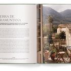SERRE DE TRAMUNTANA. Links Text in Lorem Ipsum. Rechts offene Türen zu einem Balkon mit Tisch, Stühlen und Pflanzen.