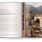 SERRA DE TRAMUNTANA. Balkon mit Stühlen, Tisch, Pflanzen. Blick auf Hügel, Häuser, Palmen.