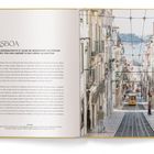 Text: LISBOA. GIT OMNIMAXIM EX ET QUAE NE NEMPOSANT FACEPERUM.  
Rechter Teil: Straßenbahn auf abschüssiger Straße mit Meerblick.