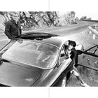 Links steht: "Having a coffee with Herbert v. Karajan while filming in Germany. Here Steve wears the Thetis G Endelsy in 1962."  
Ein Mann lehnt lässig am Auto auf einer kurvigen Bergstraße. Ein anderer steigt ein.