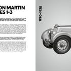 ASTON MARTIN SERIES 1-3. 1920-1938. Links Text über Geschichte der Autos. Rechts silberner, klassischer Sportwagen von vorne gezeigt.