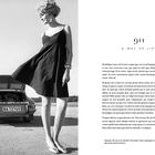 „911 A WAY OF LIFE“: Zwei Frauen in schwarzen Kleidern, eine lehnt an einem Auto, dessen Kofferraum geöffnet ist.