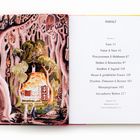 Inhalt: Feen, Natur & Tiere, Prinzessinnen, Helden & Bösewichte, Kindheit, Hexen, Drachen, Meerjungfrauen, Verzauberte Welten. Links ist eine Illustration eines Waldhauses.