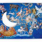 Himmel voller mythologischer Figuren und Tiere auf blauem Hintergrund; mittig ein ausgeschnittener Halbmond.