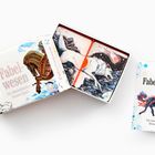 "Fabelwesen: Ein fantastisches Memo-Spiel" steht auf zwei Schachteln. Illustrationen von Fabeltieren zieren das Design.