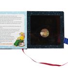 Text über eine Geschichte mit Leo und Freunde, Illustration: Maus mit Kind. Rechte Seite mit Sichtfenster und Hebel.