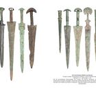 Elf verschiedene Waffen aus Bronze. Dolche, Schwerter und Lanzenspitzen mit antikem, rostigem Aussehen.