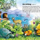 Am Anfang 1. Mose 1-2. Illustration: Menschen und Tiere in einer farbenfrohen, üppigen Landschaft mit Bergen und See.