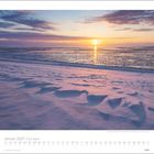 Januar 2027 | Am Meer. Winterliche Wattlandschaft bei Sonnenuntergang mit schneebedecktem Strand, ruhiges Wasser.