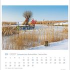 01 | 2027, Ostseeküste, Wind und Wellen. Eisscholle mit Fischerboot, Schilf und roter Fahne unter blauem Himmel.