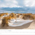 Der Monat Januar 2027, Küstenlandschaft mit Sanddünen und goldenem Gras, im Hintergrund ein rot-weißer Leuchtturm.