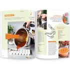 SOSSES, Kleine Mengen, BASICS FÜR DEN VORRAT, AUFBEWAHREN & WIEDER ERHITZEN. Ein Topf gießt Sauce in eine Eiswürfelschale.