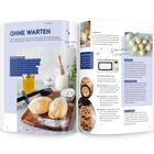 "OHNE WARTEN; Ratzfatz im Ofen; Backpulver; Der Ofen bleibt aus. Zwei rohe Teigbällchen auf einem Holzbrett."