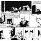 Ein Mann sitzt nachts in einem Arbeitszimmer. Er hört ein seltsames Geräusch und sieht überrascht einen leeren Stuhl an.