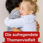 „Die aufregendste Themenvielfalt für den Kita-Alltag!“ Zwei lachende Kinder umarmen sich herzlich.