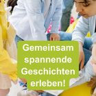 Text: "Gemeinsam spannende Geschichten erleben!"  
Ein Erwachsener und Kinder betrachten zusammen ein Buch.