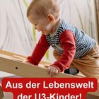 „Aus der Lebenswelt der U3-Kinder!“ Ein Kleinkind klettert eine Holzrampe hoch, im Hintergrund Pflanzenmuster.