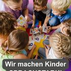 Text: "Wir machen Kinder SPRACHSTARK!" Kinder spielen mit Buchstabenkarten auf bunten Matten.