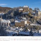 Kalender Januar 2027, Blick zur Burg Blankenheim. Winterliche Szenerie mit schneebedeckten Gebäuden und Wäldern.