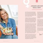 "Women are not small men." Links lächelnde Frau in blauem Hemd, hält eine Schüssel Salat; rechts Text über Ernährung.