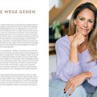 Titel: "NEUE WEGE GEHEN". Text über Ernährungsumstellung. Eine Frau in einem lila Pullover sitzt lächelnd auf einem Stuhl.