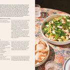 "Garnelensalat mit Pomelo und Krupuk" ist der Titel. Links sind die Zutaten und Zubereitung, rechts Schalen mit Salat.