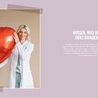 Texte: "Wissen, was dein Herz braucht." Frau in Arztkittel mit rotem Herzballon, lächelt direkt nach vorne.