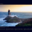 02 Februar: Ein Leuchtturm trotzt den Wellen am stürmischen Meer; darunter ein Kalender mit Monatsübersicht.