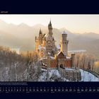 01 Januar; Schloss Neuschwanstein im Winter, umgeben von schneebedeckten Bäumen und Bergen bei Sonnenaufgang.