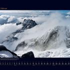 02 Februar, Kalenderansicht darunter. Schneebedeckte Berggipfel in Wolken verhüllt.