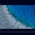 07 Juli. Kalenderansicht mit eingefrorenen Küsten. Mischung aus Eis und blauem Wasser mit Rissen.