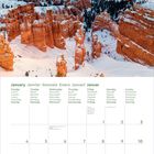 Kalenderblatt für Januar, mehrsprachige Wochentage. Oben verschneite Felsenlandschaft bei Sonnenuntergang.