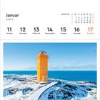 Januar KW 2, 11 Montag, 12 Dienstag, 13 Mittwoch. Oranger Leuchtturm in schneebedeckter Landschaft am blauen Meer.