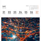 Kalender für Juni 2027, Woche 25. Foto einer beleuchteten Stadt bei Nacht aus der Vogelperspektive, Hongkong, China.