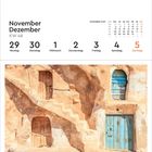 Kalender zeigt November und Dezember 2027. Der Hintergrund ist eine braune Lehmwand mit Türen und Treppen.