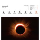 August KW 31, mit Datum 2 bis 8. Unten eine Sonnenfinsternis mit leuchtender Korona.