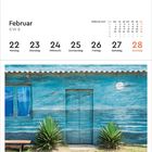 Februar, KW 8, Montag 22 bis Sonntag 28. Illustration: Blaues Haus mit Tür, Fenster, Pflanzen.