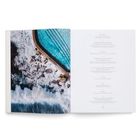 Texte: Water Worlds, A Dip into the History of Bathing, Community, The Significance of Water as Culture. Links ein Pool am Meer.