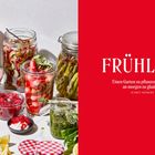 FRÜHLING. Einen Garten zu pflanzen bedeutet an morgen zu glauben. Diverse Einmachgläser mit Gemüse auf weißem Untergrund.