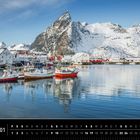 "Lofoten 01" und "Hamnøy, Moskenesøya" sind lesbar. Verschneite Berge, bunte Boote und Häuser in einem klaren Hafen.