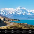"Neuseeland 01", "Lake Pukaki mit Mount Cook"; Kalenderansicht. Schneeberge, See, Straße windet sich, blauer Himmel.